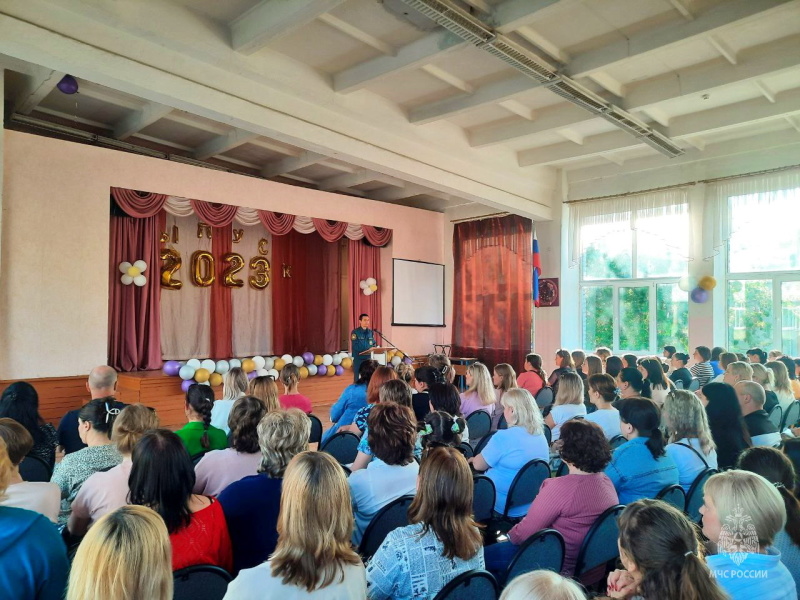 Сотрудник МЧС России принял участие в родительском собрании в Рославле