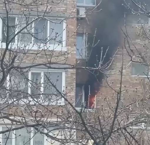 Пламя вырывается наружу: огонь полыхает в квартире многоэтажки