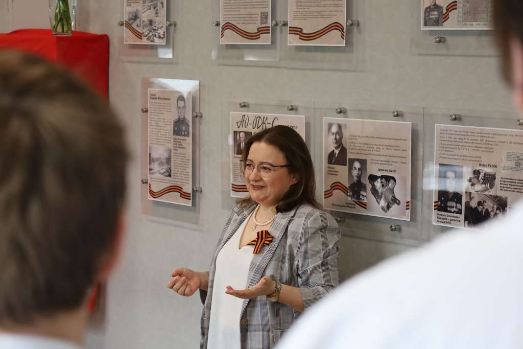 Директор Музея Трудовой Славы ОДК-Салют Лилия Исхакова на открытии инсталляции.JPG