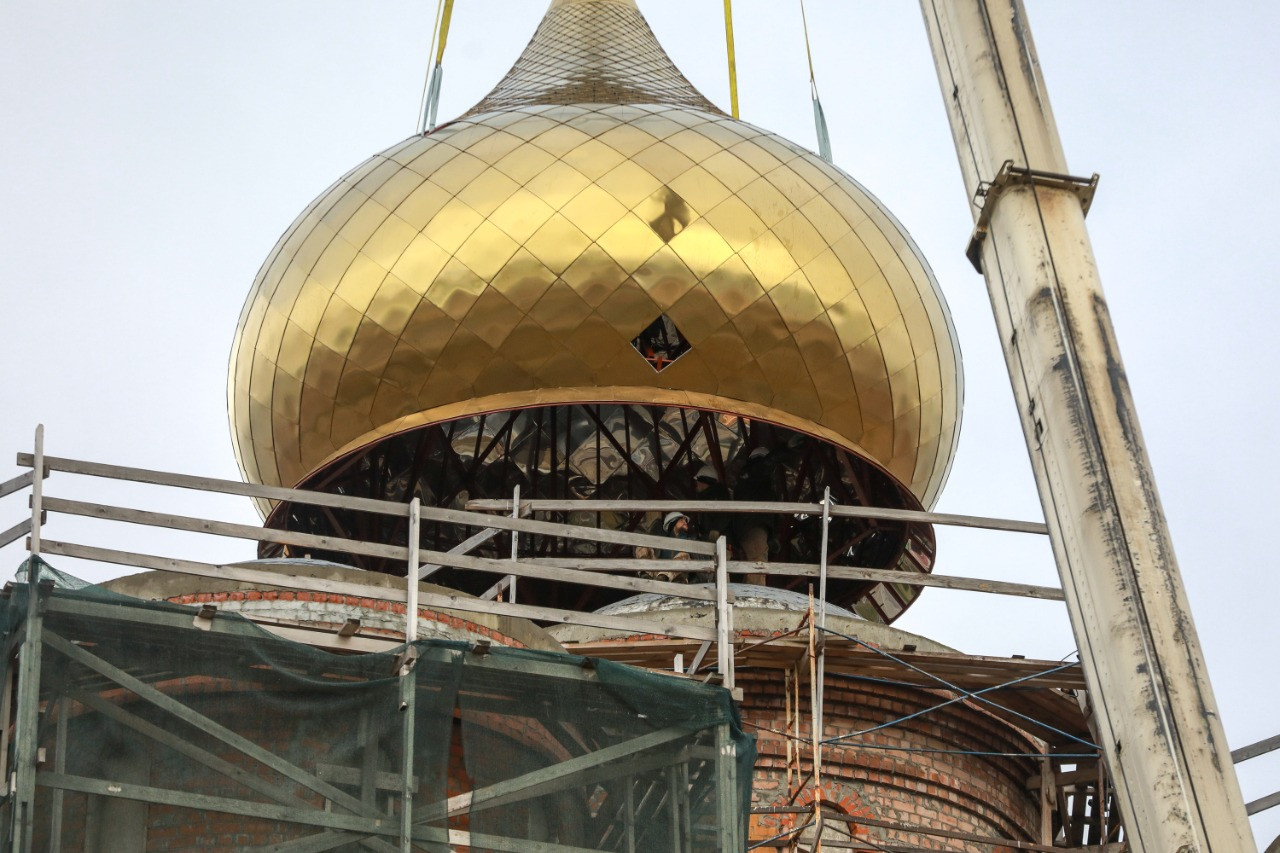 Монтаж купола храма. Поставить купол. Круглый павильон для бассейна. Куполообразный павильон orient. Монтаж купола.