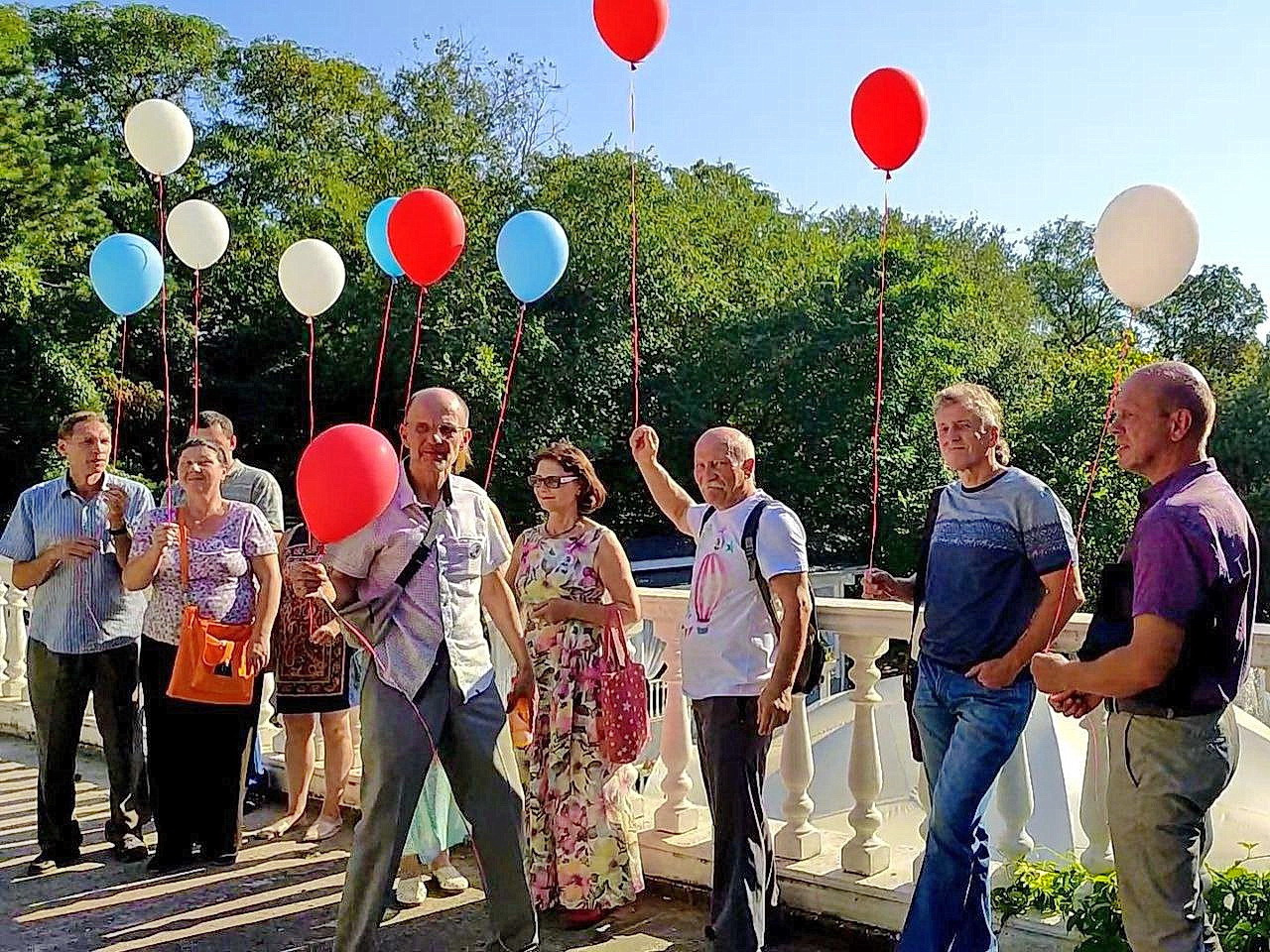 На воздушном шаре ростов. Воздушные шары. Воздушные шары на праздник для подростков.