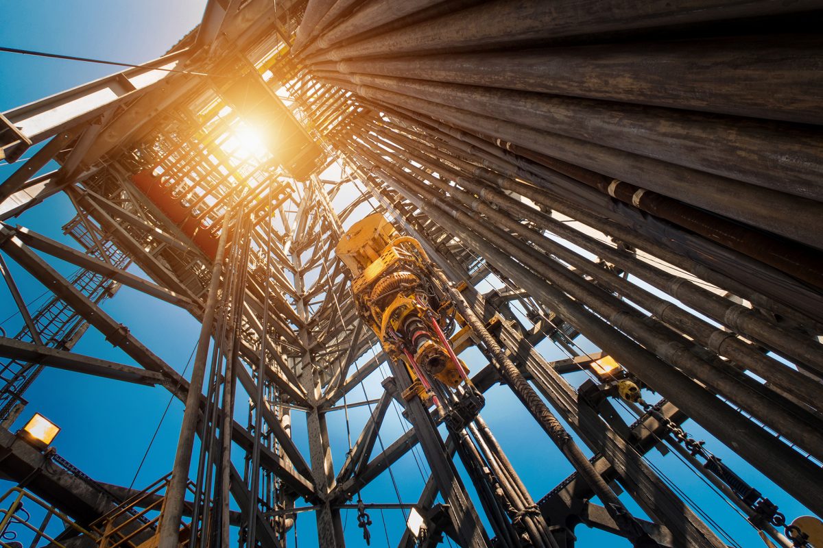 Цены на нефть выросли на 5% на новостях об атаке на американский корабль