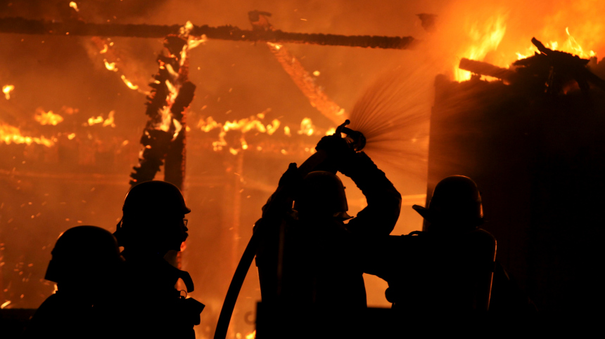 Пожар площадью девять тысяч квадратных метров возник на заводе на западе Украины