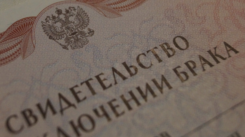 Брак на скорую руку: брянская чиновница ради выплат вышла замуж за бойца СВО
