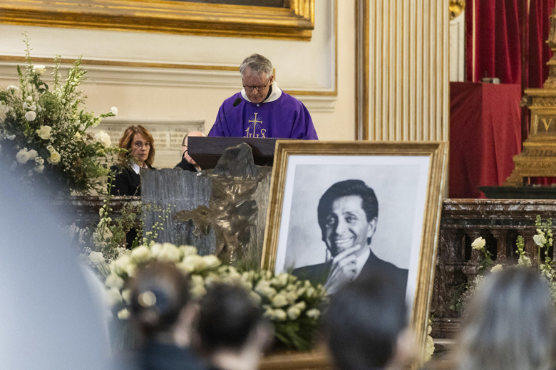 Водянова, Винтур и Хэтэуэй простились с модельером Валентино Гаравани