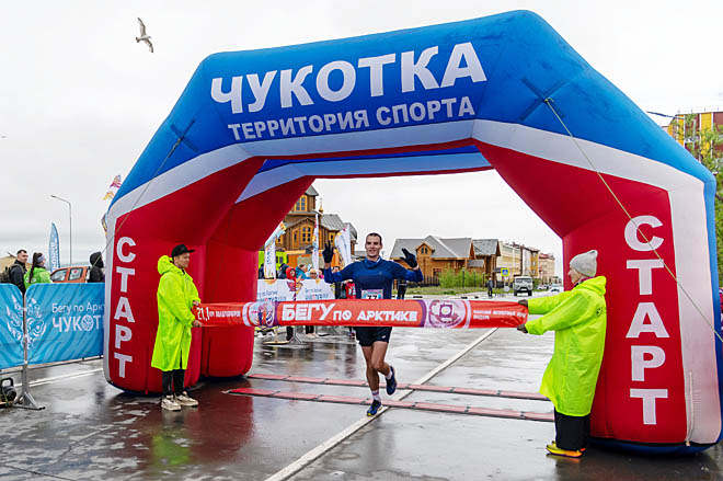 Александр Гереев из Ижевска пересёк финишную черту первым. От ближайшего преследователя – Александра Кудрявцева его отделило всего лишь около трёх минут. ФОТО: ЗЕМФИРА АЗАМАТОВА