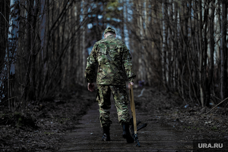 Военно-тактическая подготовка гражданского населения на полигоне. Пермь, тренировка, автомат калашникова, противостояние, боевики, оружие, вооружение, война, подготовка, ак, конфликт, вооруженные силы, бойцы, вооруженные люди, вооруженный человек, весна, солдат, мобилизация, вс рф, сво, наемники, военный, бойцы сво, ак 74, отступление