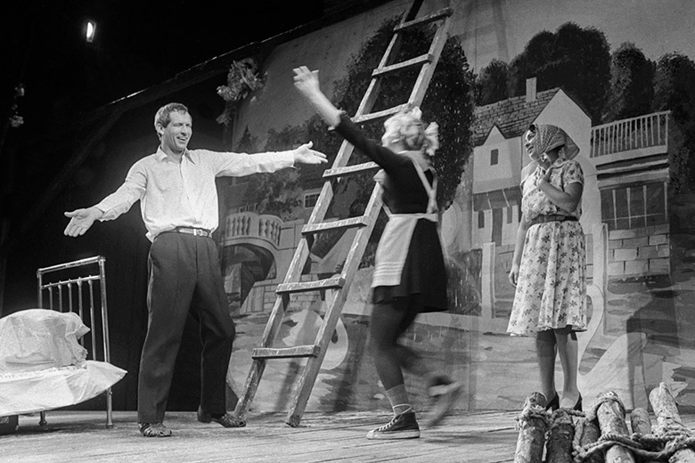 Нина Дорошина (в центре) в спектакле «Любовь и голуби»