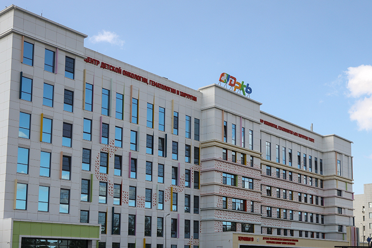 «На данный момент состояние остается тяжелым, нестабильным, ребенок находится на ИВЛ и ЭКМО. В ДРКБ делают все возможное»