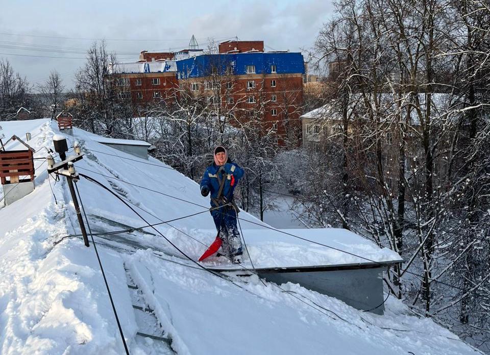 Воскресенское 27. Уборка снега с крыш. Снег на крыше. Снег на крышах домов. Снег в Подмосковье.