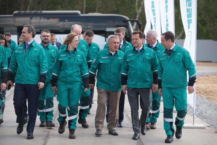 Сегодня стартовало строительство завода СИБУРа по производству катализаторов. В заливке первого кубометра бетона в основание будущей фабрики приняли участие раис РТ Рустам Минниханов, председатель правления, генеральный директор СИБУРа Михаил Карисалов, мэр Казани Ильсур Метшин