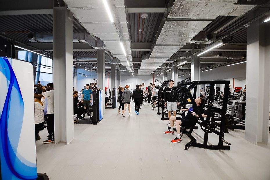 Двфу спорт. Здание дальневосточного университета. Спортивные залы двфу. Двфу спортзал. Двфу спортзал.