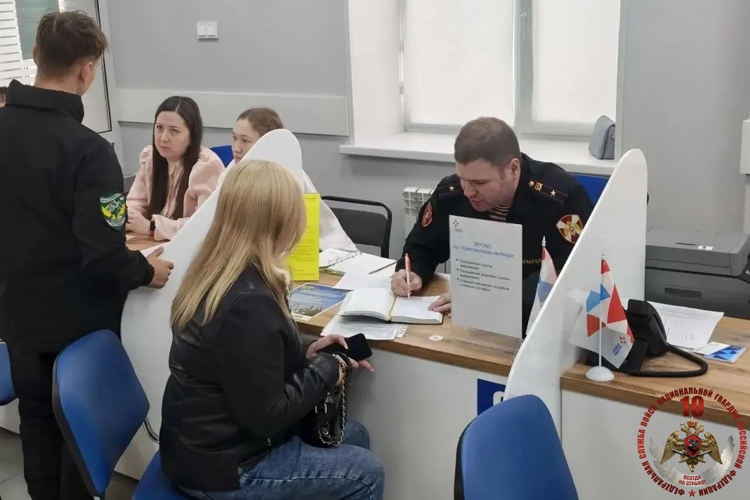 В Хабаровском крае сотрудники Росгвардии приняли участие во Всероссийской ярмарке трудоустройства