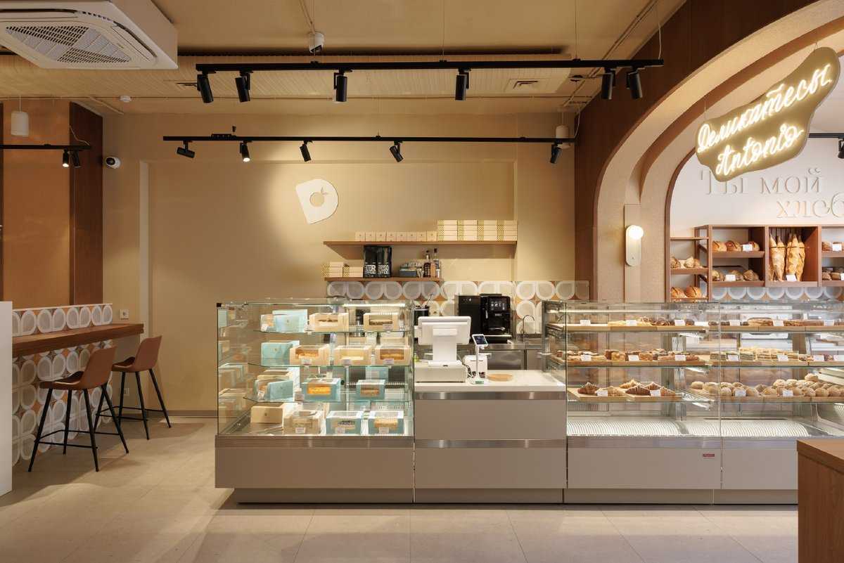 В интерьере «Dеликатесов» соединили образ итальянского кафе с культурным кодом купеческих Боровичей.