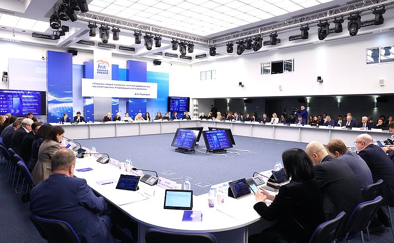 Заседание Комиссии Совета Федерации по развитию креативных (творческих) индустрий и народных художественных промыслов в РФ