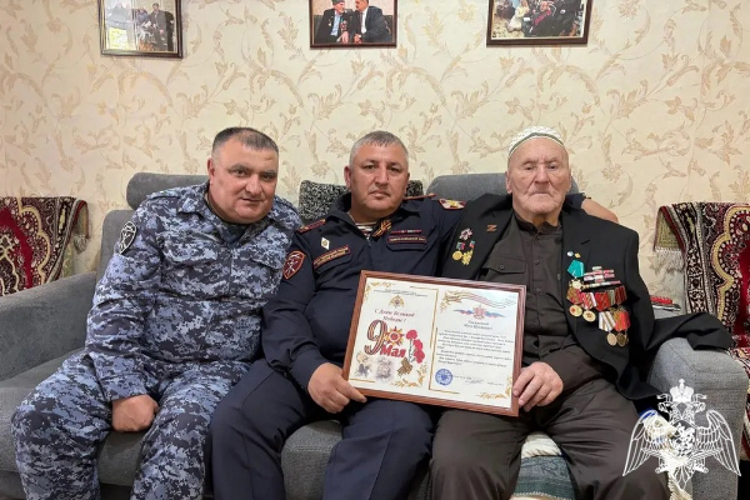 Ветерана Великой Отечественной войны поздравили с Днем Победы военнослужащие Росгвардии в Дагестане