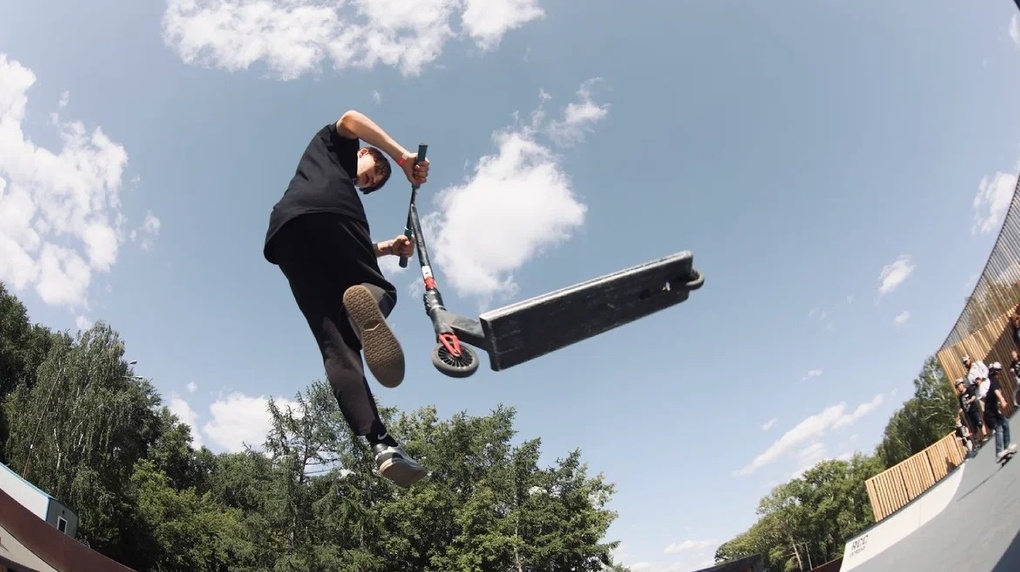 Прыжки с парашютом desert dropzone dubai. Снегоходное сафари. Тур на снегоходах. Часы traser p66 tr. Outlander 6x6.