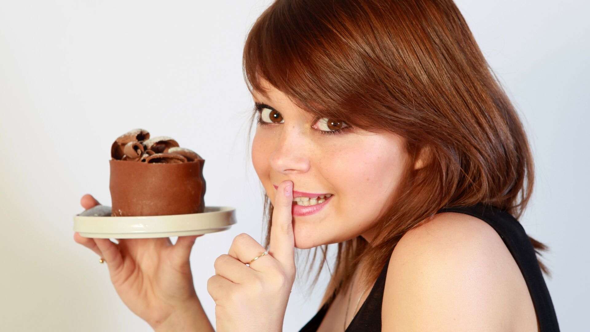 Почему люди получают удовольствие. Девушка ест пирожное. Девушка и сладкое. Торт для женщины. Тортики для девочек.