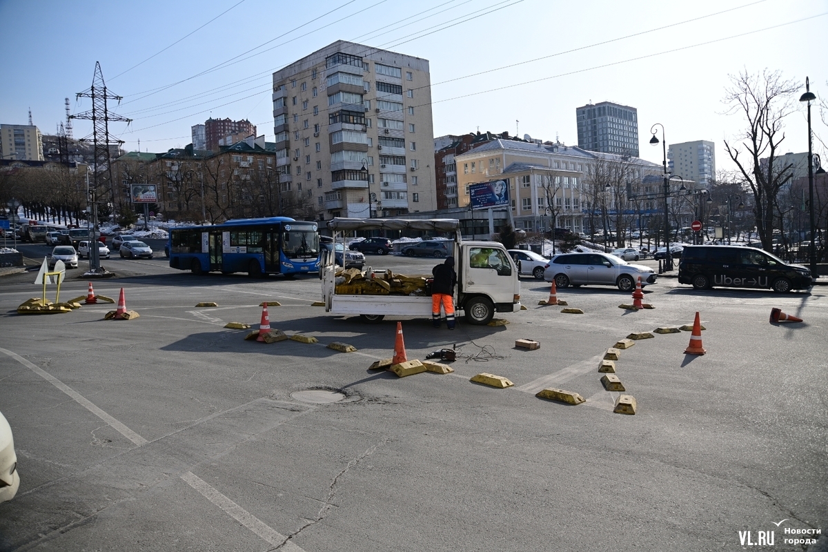 Перекресток с 20 августа. Остановкапарковский парк Владивосток. Делиниаторы Владивосток