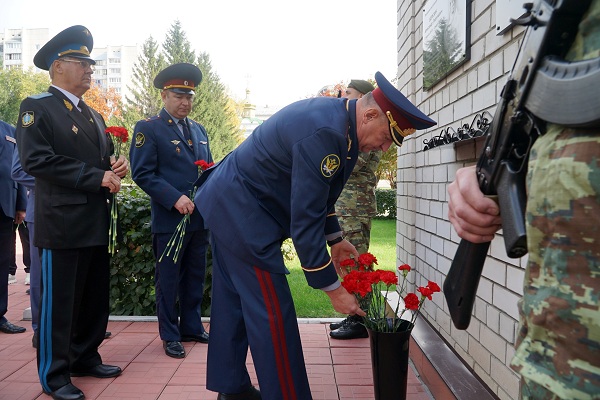 В УФСИН России по Алтайскому краю почтили память сотрудников, погибших при выполнении служебных обязанностей.