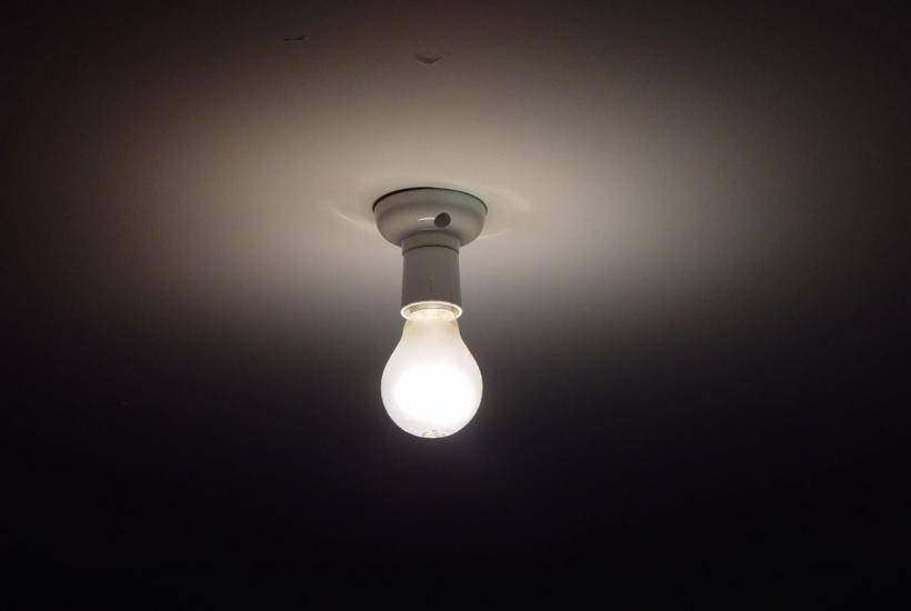 Лампочка на потолке