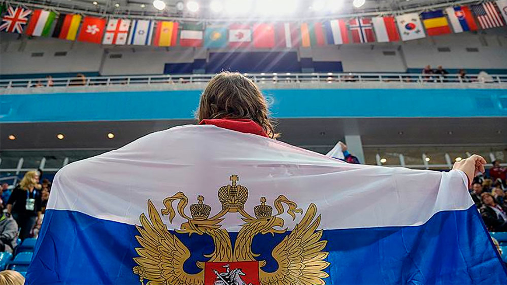 Спортсмен под флагом РФ. Спортсмен с российским флагом. Российский флаг на Олимпиаде. Спортивный флаг России.