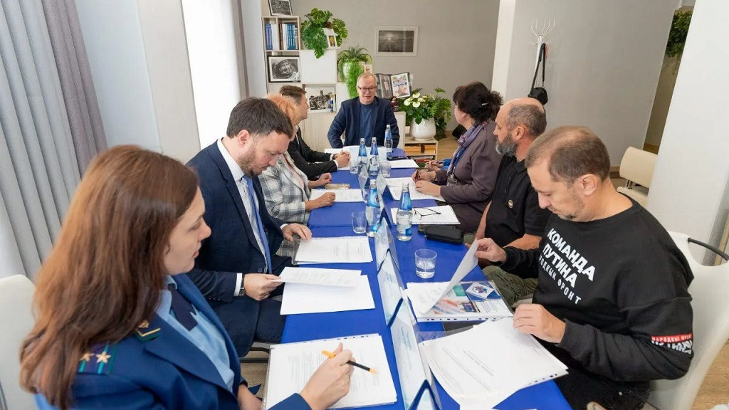 В Алтайском крае обсудили ключевые вопросы оказания помощи участникам СВО и членам их семей Фото №1