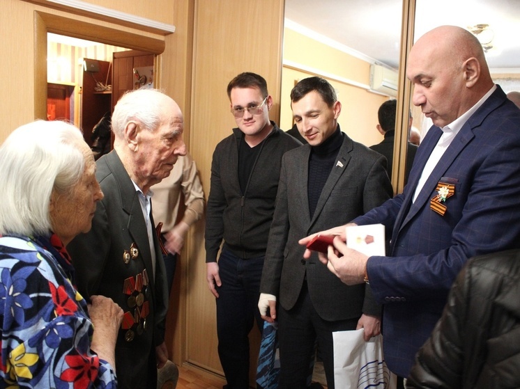 В Краснодаре ветерану Великой Отечественной войны вручили медаль к 80-летию Победы