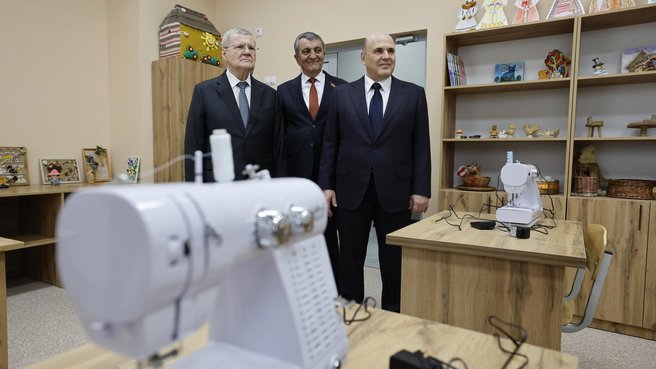 Михаил Мишустин посетил в Беслане Дом детского творчества