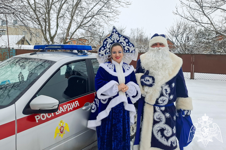 На Кубани Дед Мороз специального назначения поздравил детей участников СВО