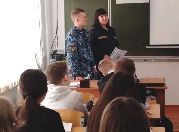Сотрудники следственного изолятора № 2 УФСИН России по Тюменской области встретились с будущими абитуриентами 