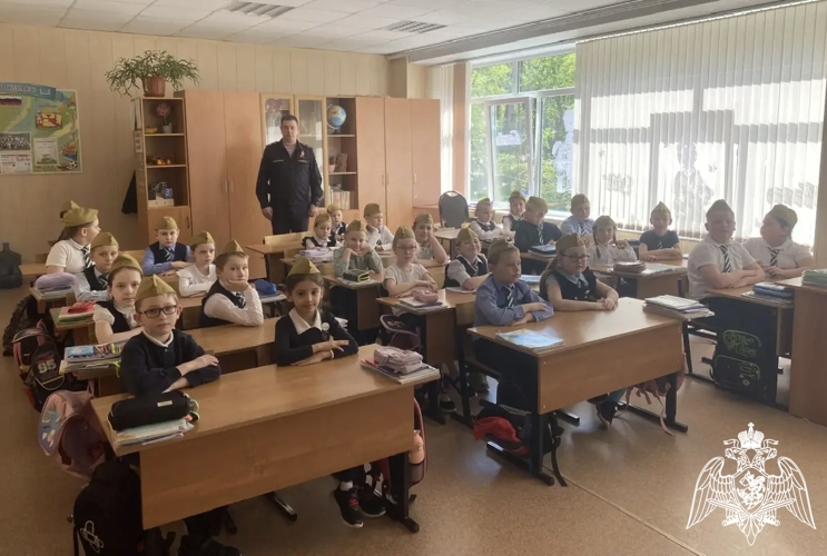 Патриотический урок памяти, посвященный истории Великой Отечественной войны, провел офицер Росгвардии в Воронеже