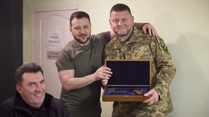 В списке на изгнание: Либо сам, либо сделаем за тебя. Конец Зеленского будет бесславным