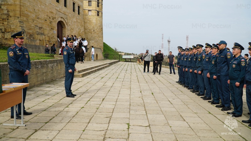 Дагестанские пожарные покорили высоту Цитадели Нарын-Кала