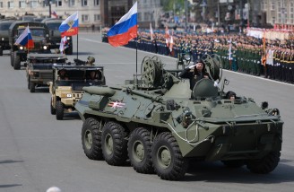 Алексей Текслер принял участие в торжественном построении, посвященном 80-й годовщине Победы в Великой Отечественной войне