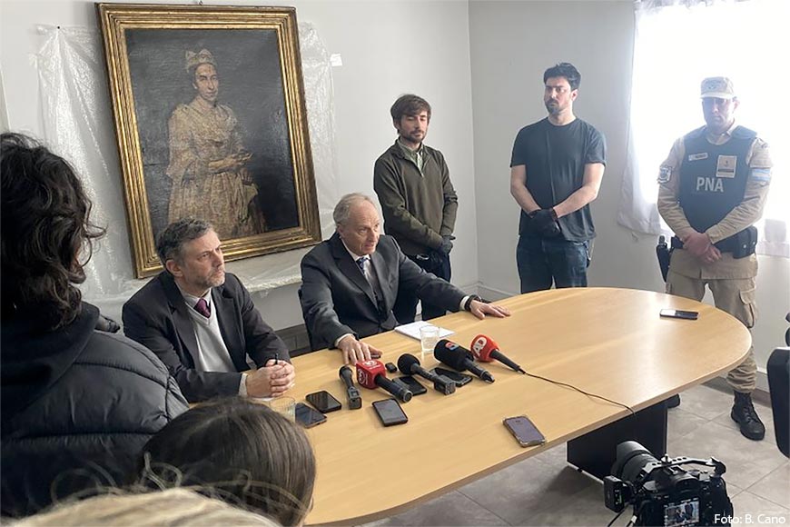 Генеральный прокурор Мар-дель-Плата Даниэль Адлер, и федеральный прокурор Карлос Мартинес на пресс-конференции с найденной картиной на заднем плане.