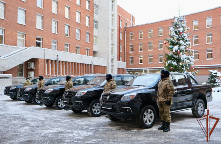 Новые автомобили и комплексы мониторинга подразделениям Северо-Западного округа Росгвардии передал губернатор Ленинградской области (видео)