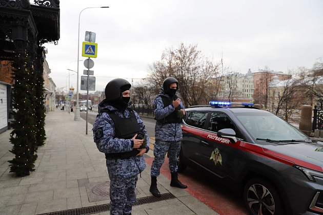 На востоке столицы сотрудники вневедомственной охраны Главного управления Росгвардии по городу Москве задержали гражданку, которая угрожала предметом, схожим с пистолетом, сотруднице поликлиники. 