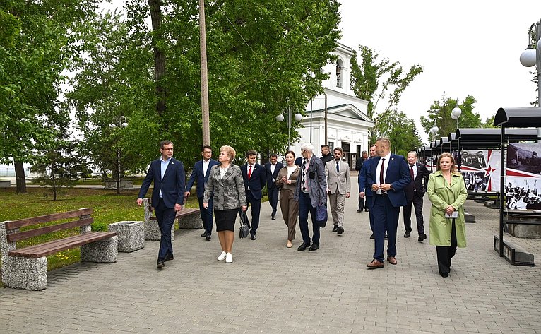 Сенаторы посетили парк в Барнауле в рамках рабочей поездки в Алтайский край