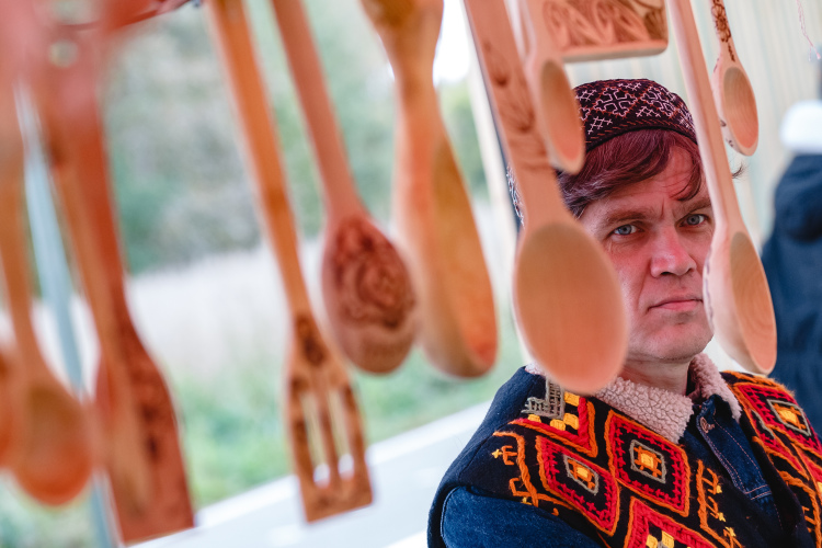 «Ремесленники, которые будут в ЦУМе, в основном представители нанобизнеса. У большинства нет возможности содержать продавцов, многие столкнутся с налоговой системой и бюрократией»