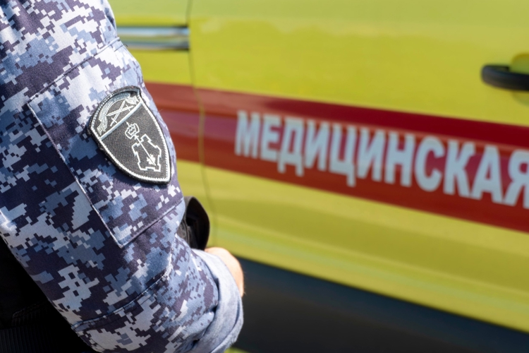 Сотрудники Росгвардии передали медикам подростка, травмировавшегося в результате падения на железнодорожные пути