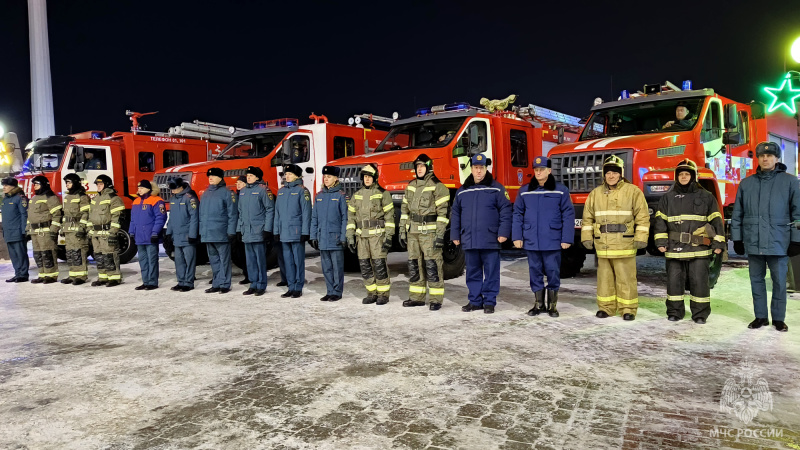 В День спасателя томским пожарным вручили ключи от новой техники