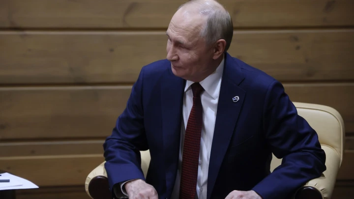 Извинялся, но употреблять не перестал. Путин рассказал, как один из друзей Михалкова облил его вином на юбилее режиссёра