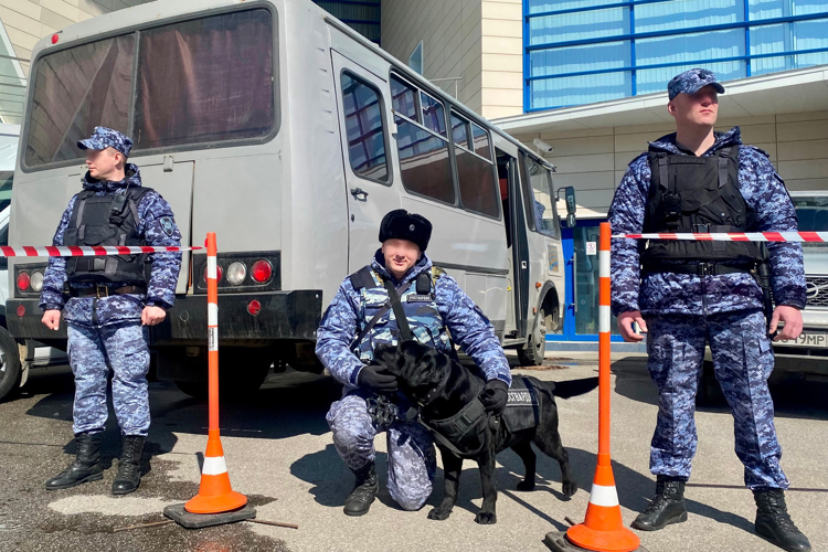 Сотрудники Росгвардии приняли участие в охране правопорядка во время футбольного матча «Зенит» - «Оренбург»