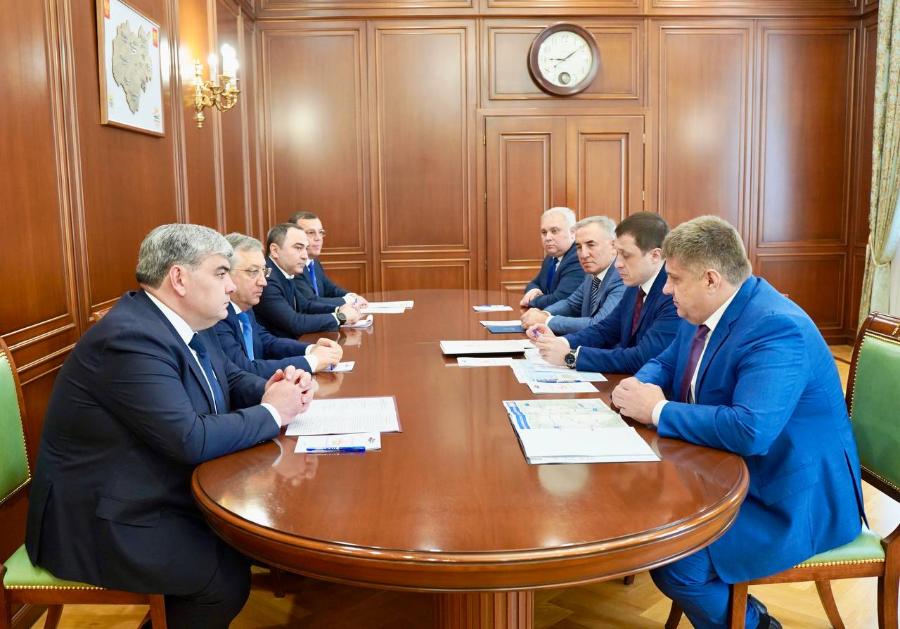 Казбек Коков и Роман Новиков обсудили вопросы развития дорожно-транспортной отрасли