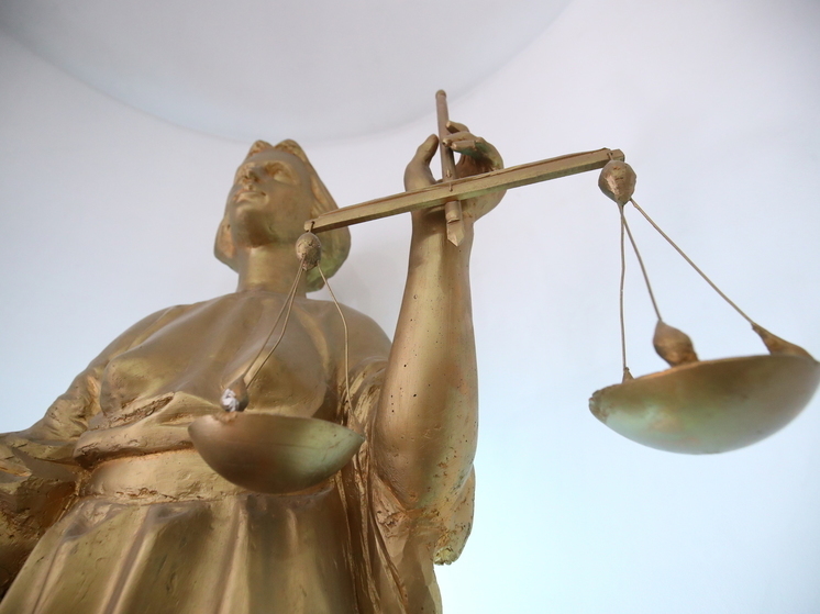 Астраханец пойдет под суд за начисление зарплаты ниже МРОТ