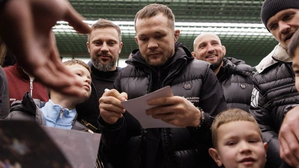 Сотни фанатов приехали встречать Петра Яна в Кольцово (ВИДЕО)