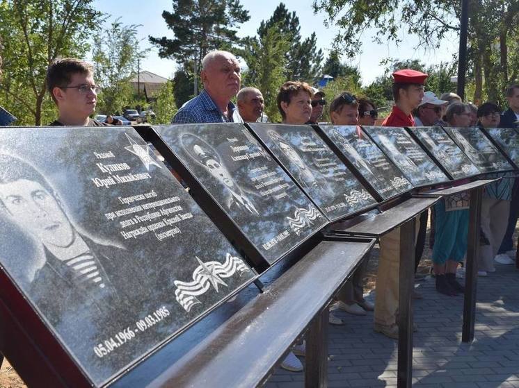 В Черноярском районе открыли мемориальный комплекс погибшим воинам СВО