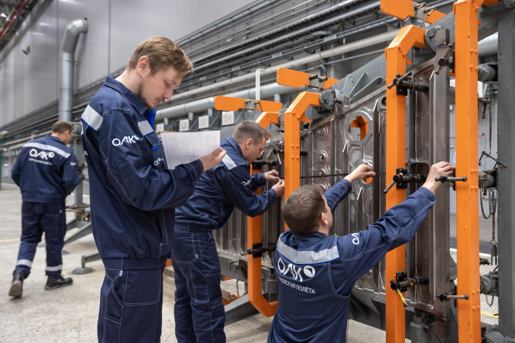 «Очень сильно разнятся данные, получаемые от цехов и КБ, поэтому степень готовности самолетов не та, заделы не те, и на основании этих неправильных данных давались слишком радужные обещания»