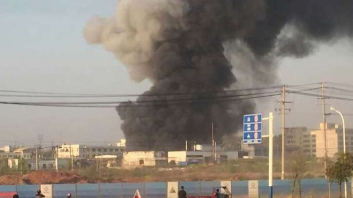 При взрыве на заводе в центральном Китае погибли 5 человек - местные власти